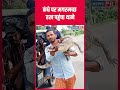 कंधे पर मगरमच्छ रख पहुंचा थाने