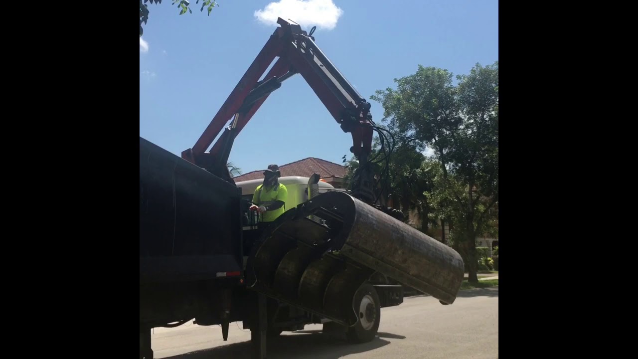 Bulk Pickup - Grapple Truck Claw gets stuck in a tree. - YouTube