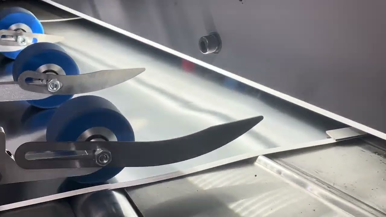 Xinxing laminating machine with flying knife #lamination #laminatingmachine  #offsetprintingmachine 