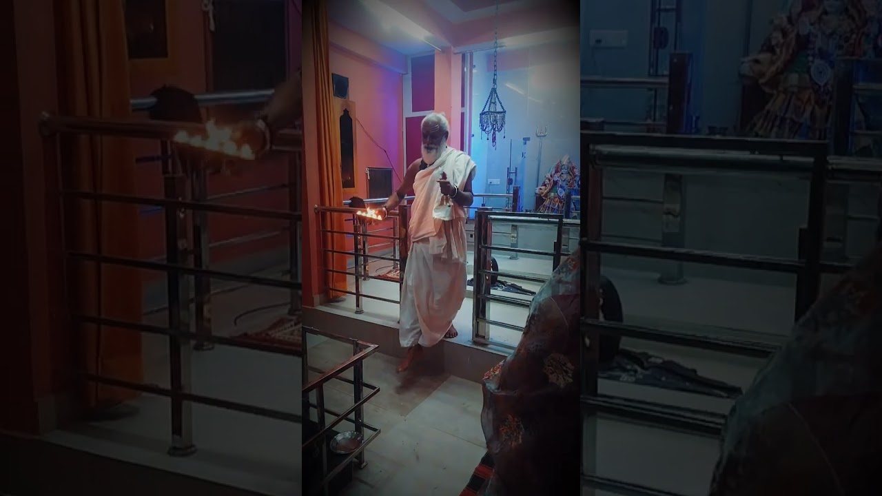 Aarti karte hue .. maharaj ji #mandir#bhajan 