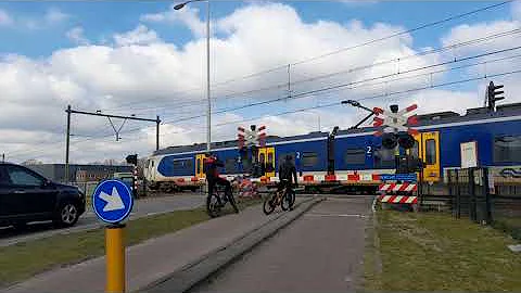 Spoorwegovergang Deurne // Dutch railroad crossing