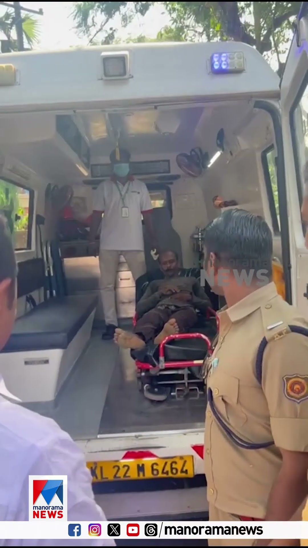 വി ഡി സതീശന്‍റെ ഔദ്യോഗിക വസതിയിൽ മരം മുറിക്കാനെത്തിയ തൊഴിലാളിയുടെ വിരലുകൾ ശിഖരങ്ങൾക്കിടയിൽ കുടുങ്ങി