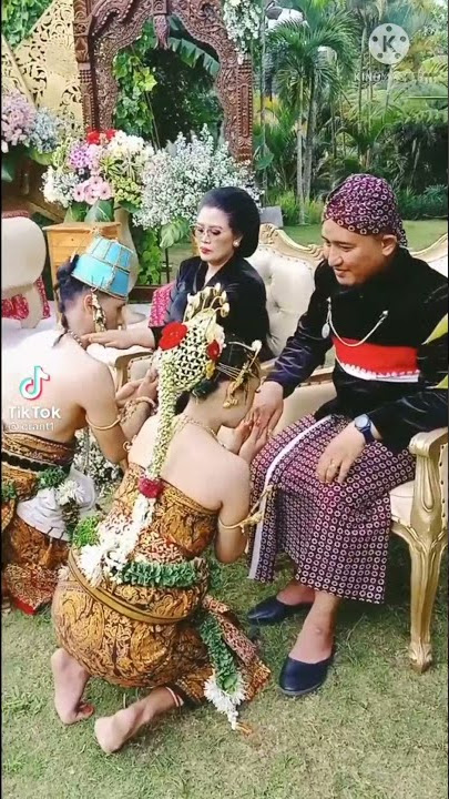 SUNGKEMAN PENGANTEN KEPADA KEDUA ORANG TUA ADAT JAWA