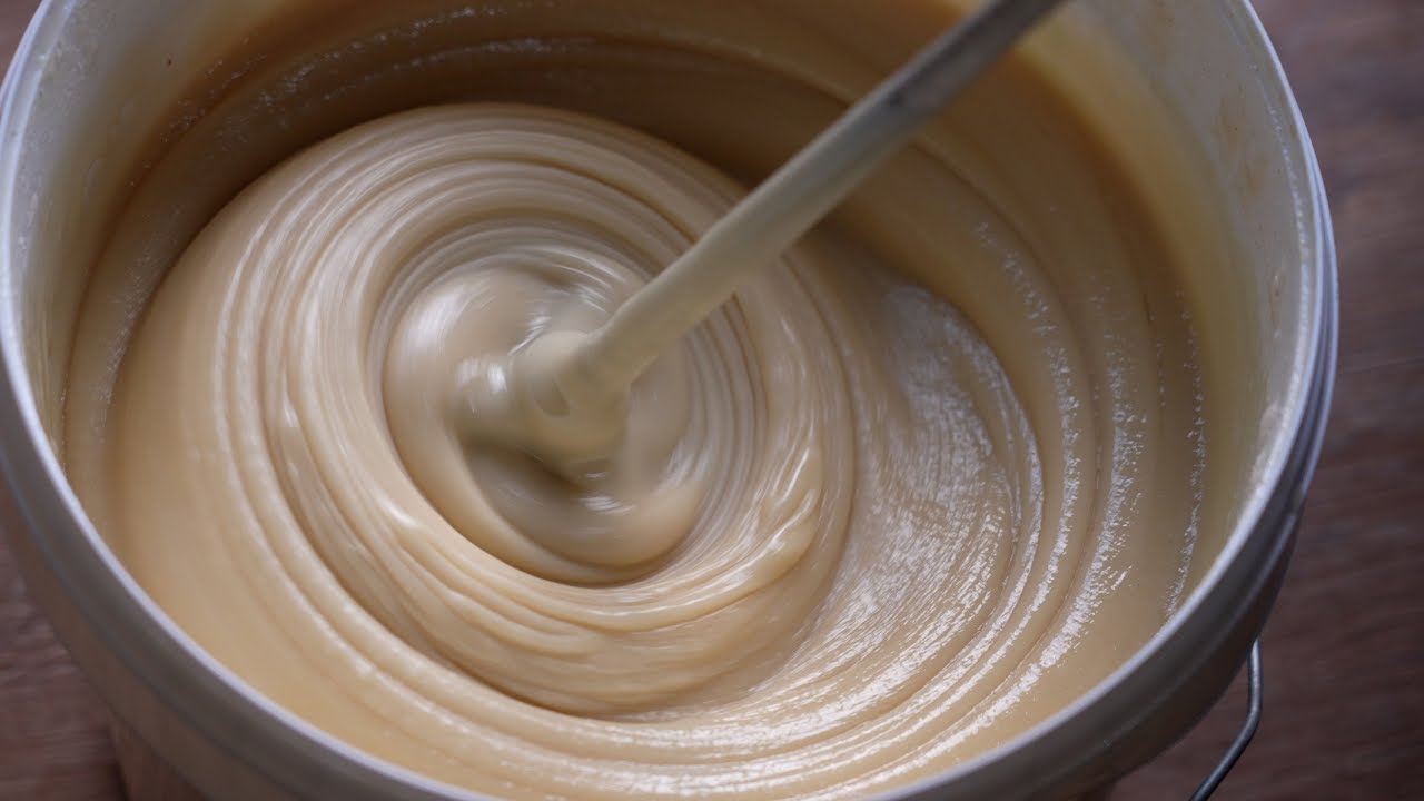 Как приготовить мягкий застывший мёд в ведре с помощью миксера с лопастями