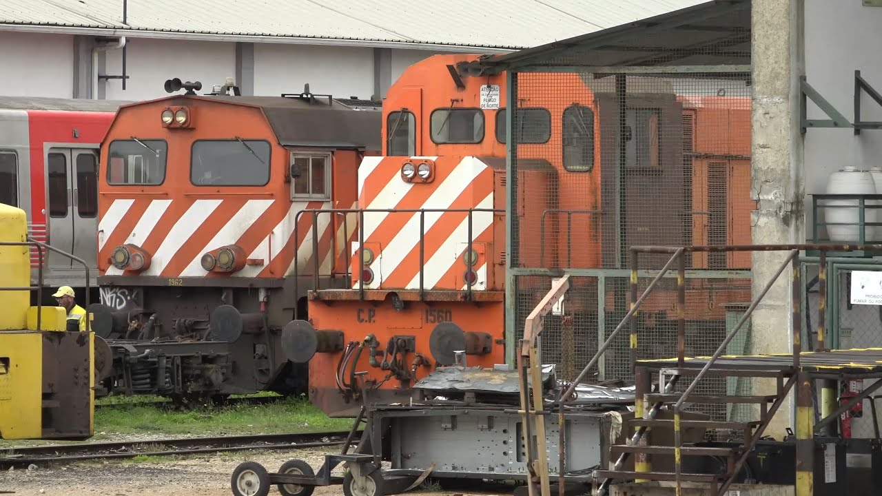 Through the yards at Entroncamento with CP 1557 on PTG tour, 8th November 2022