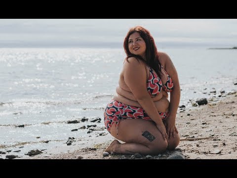 Video: Bikini-klädda Bloggare Avslöjar 