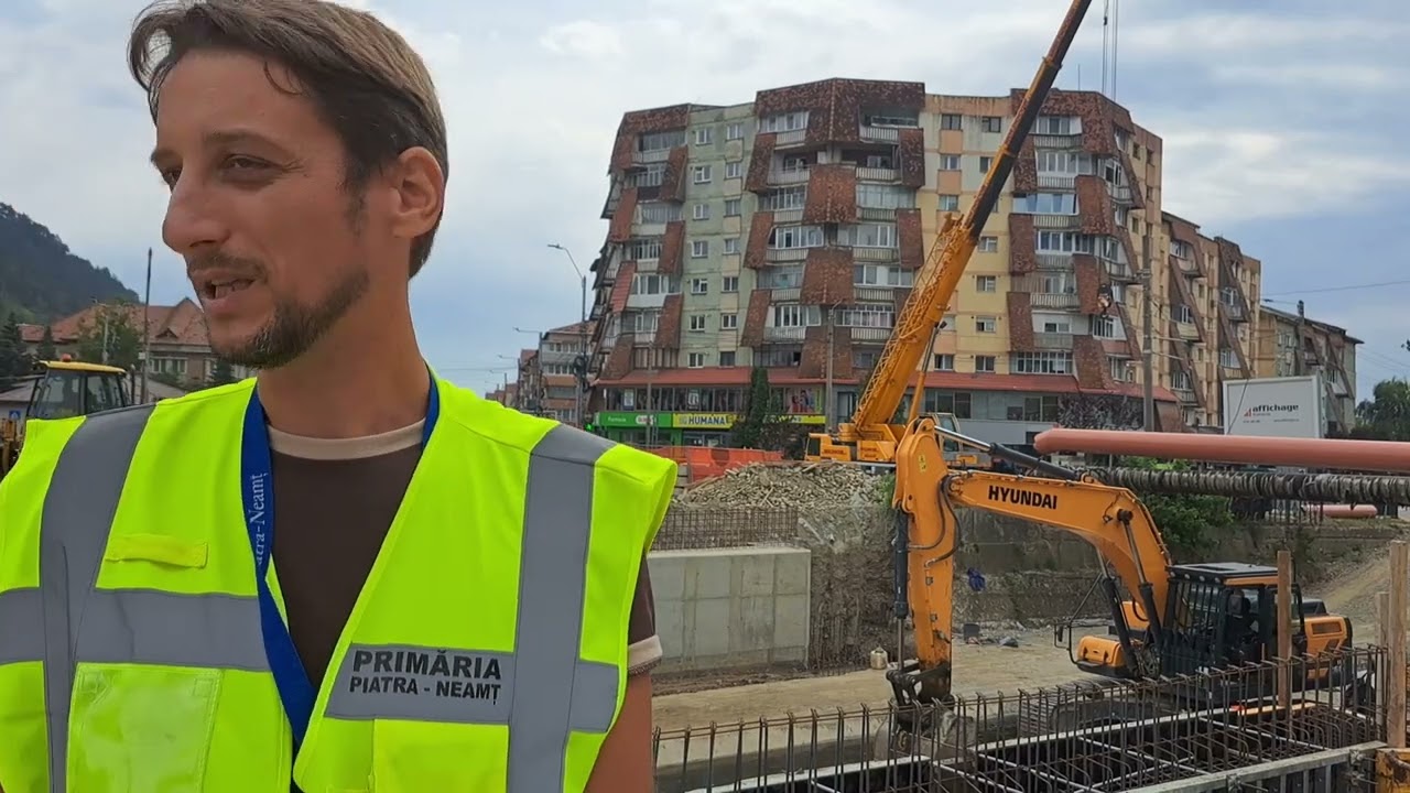 Video. Lucrările la conducta de apă de pe B-dul Traian din Piatra Neamț au ajuns în zona podului de la Spital.