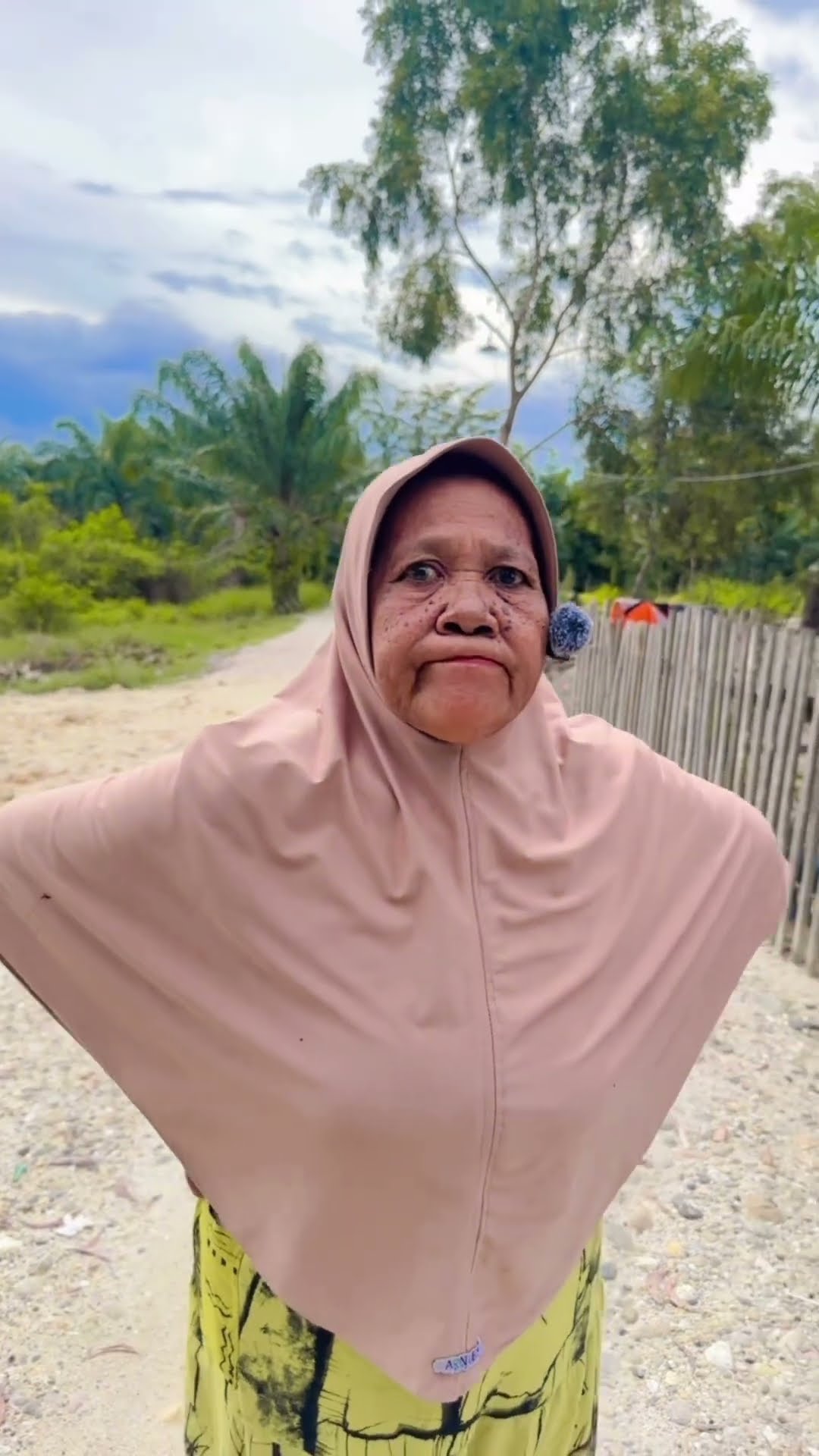 Nenek pura pura kuat ??