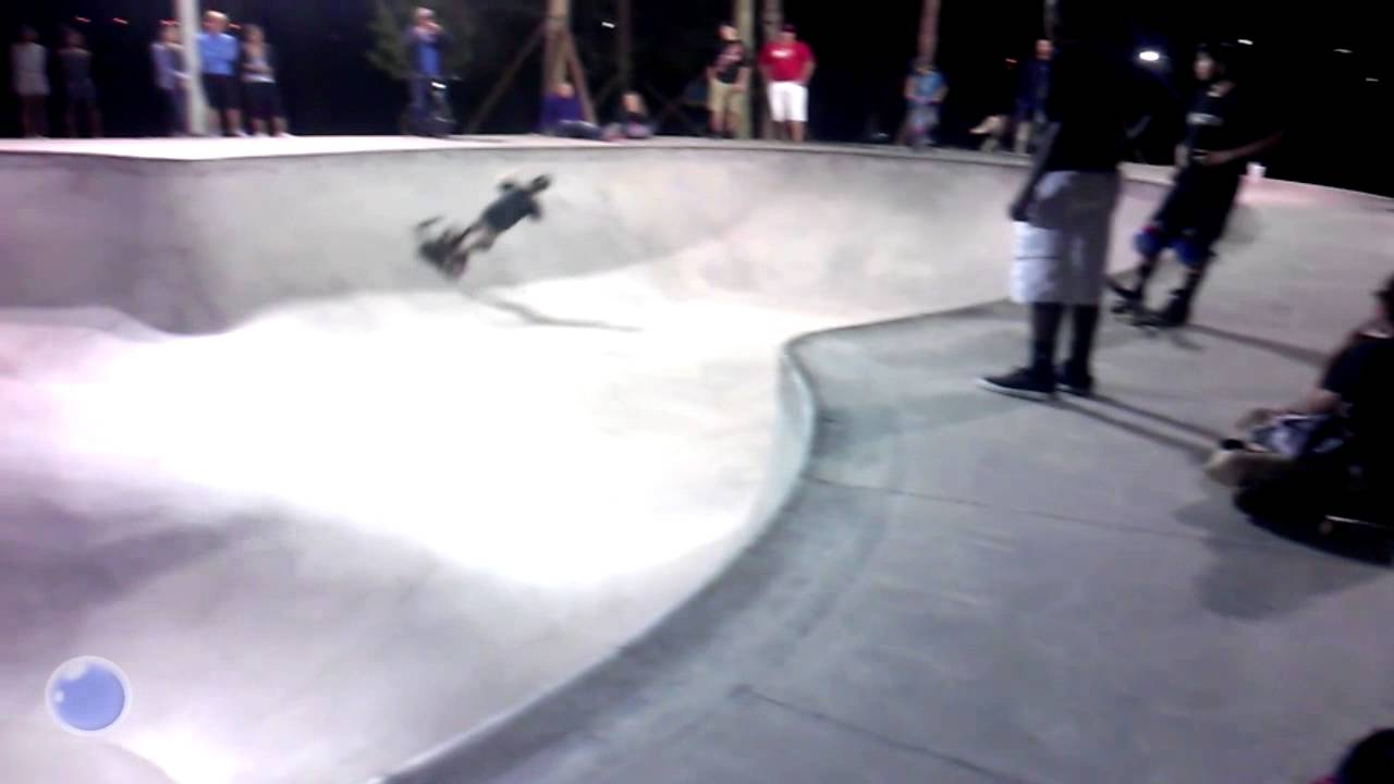 Riverwalk Skatepark: Pro Skateboard kid attempt