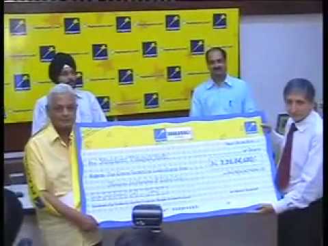 Playwin Jackpot Winner Mr. Shreekant Joshi gets a cheque for the amount of Rs. 2,26,84680.00