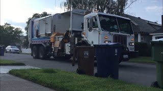 Revving Peterbilt 320 Labrie Expert 2000 Garbage Truck