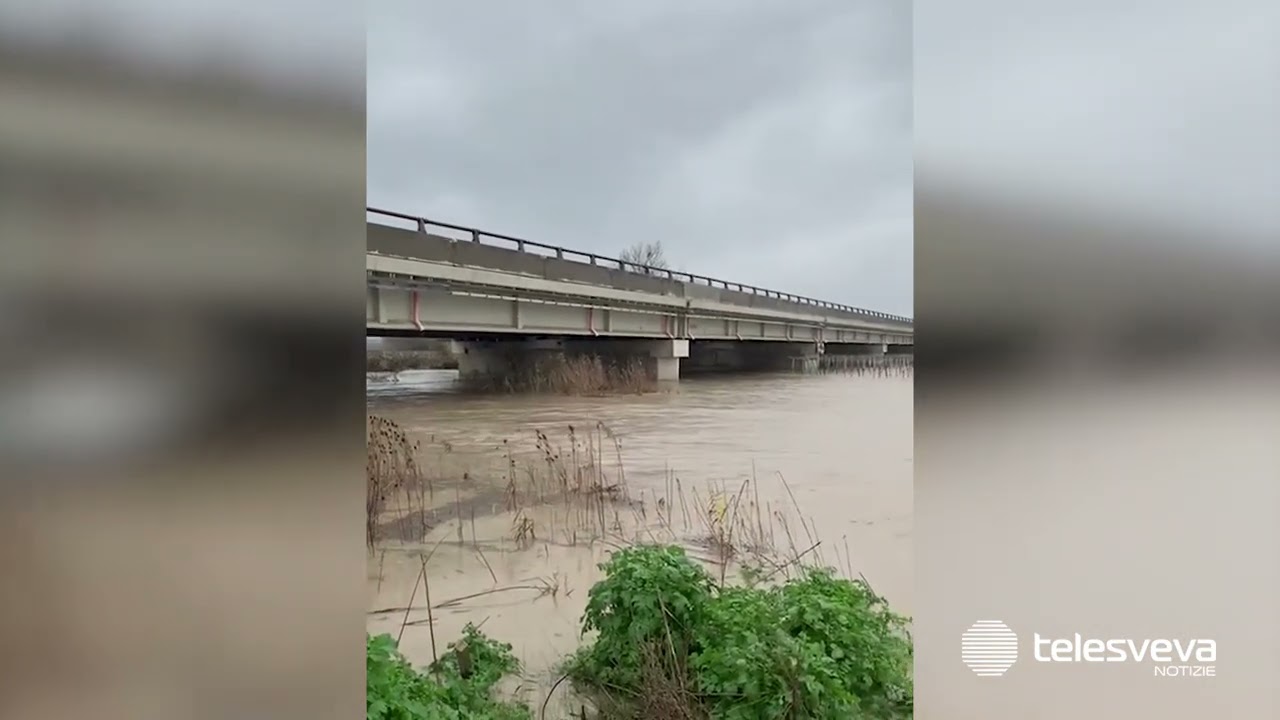 Esondazione fiume Ofanto, resta alta l’allerta: a Canosa chiuso il Ponte Tavoletta,