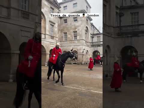 Vídeo: De que são feitos os chapéus dos guardas galeses?