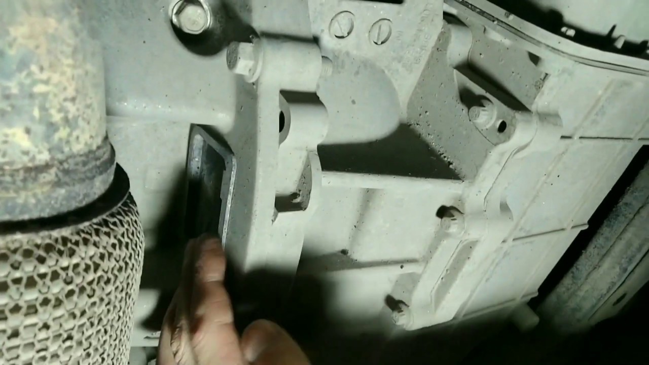 Цоканье, посторонние звуки под Джили Атлас - YouTube