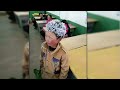 BAMBINO DI 8 ANNI VA A SCUOLA CON LA TESTA CONGELATA E IL SUO INSEGNANTE SCOPPIA IN LACRIME