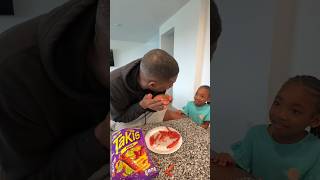 Download Lagu Papa dacht dat zijn dochter zijn Takis wilde hebben 🤣🤣 MP3