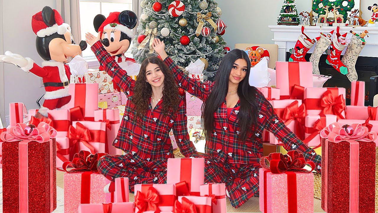 CHRISTMAS MORNING OPENING PRESENTS 2025