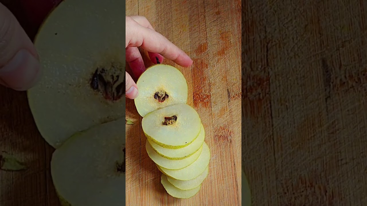 नाशपाती को नाशपाती की shape में कैसे काटे..??🤔🤔 #song #music #entertainment #pear #cuttinghack