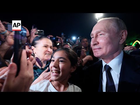 Putin mingles with people on Dagestan visit