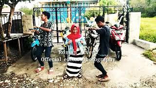 Joget depan motor buat story WA keren