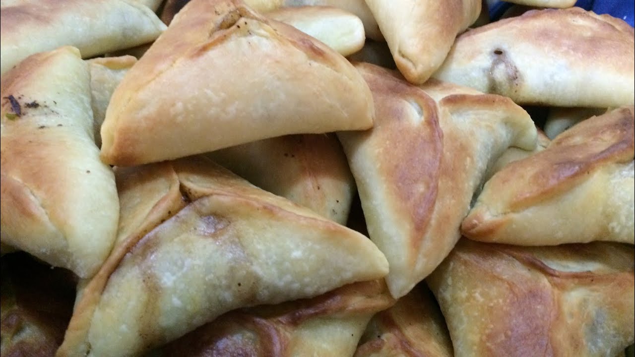 فطائر السبانخ اللذيذة على الطريقة اللبنانية. أروع المعجنات طعمها جنوني. طعام الأسماك اللحوم