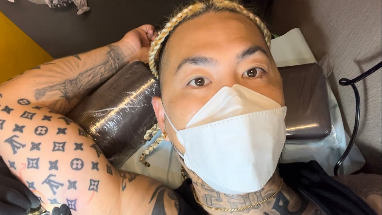 ルイヴィトン.モノグラムタトゥーを腕に刻む男 | SHOオフィシャル 