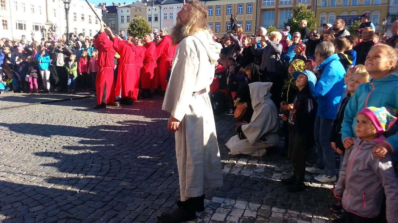 Sejmutí draka z věže Staré radnice v Trutnově