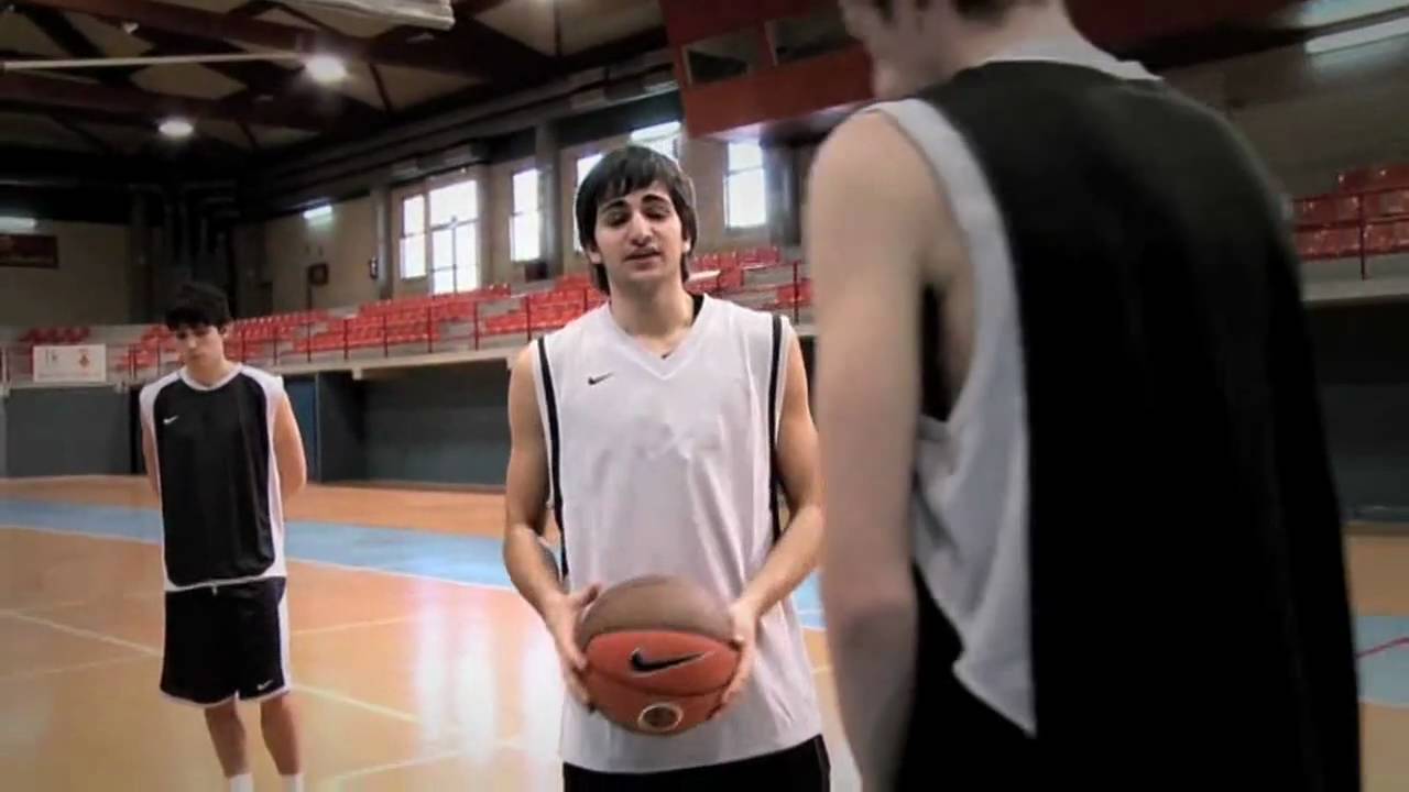 バスケ 18歳の天才少年のテクニック集 Ricky Rubio Signature Moves Youtube