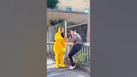 PRANK ON THE STREETS OF LOS ANGELES: Is the guy even in himself? 😧LA ELVÍRA #shorts