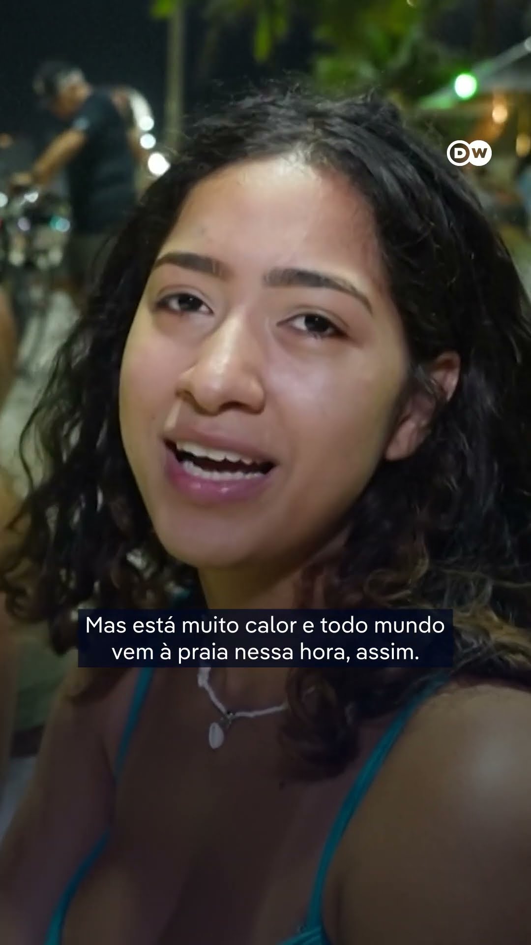 Calor extremo faz cariocas aderirem à praia no período da noite #shorts