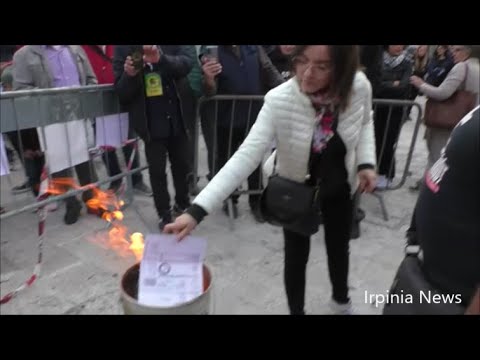 Ariano, bollette bruciate in piazza: la protesta contro il caro energia