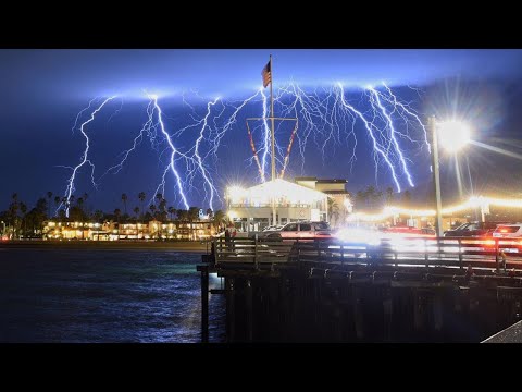 Lightning Creates Stunning Light Show in Los Angeles