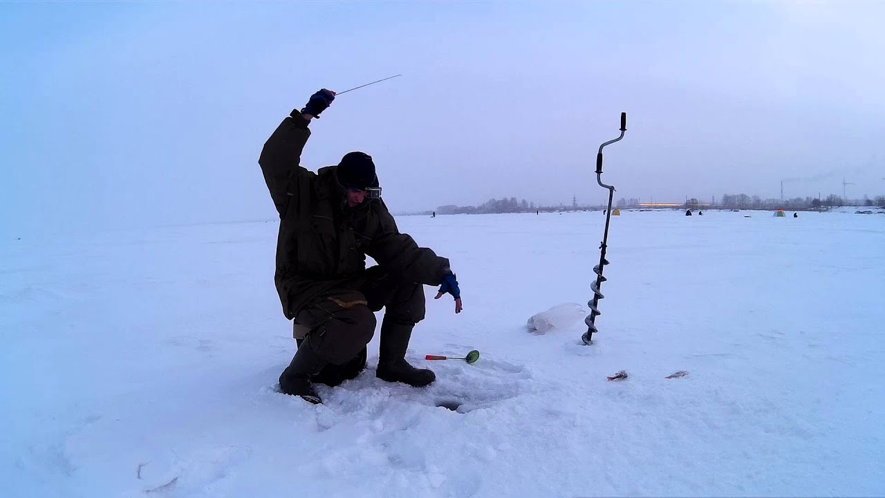 Ловля на озере видео. Озеро первое Челябинск зимняя рыбалка. Блеснение зимняя рыбалка на озере. Рыбалка на первом озере. Рыбаки зимой на челябинских Озерах.