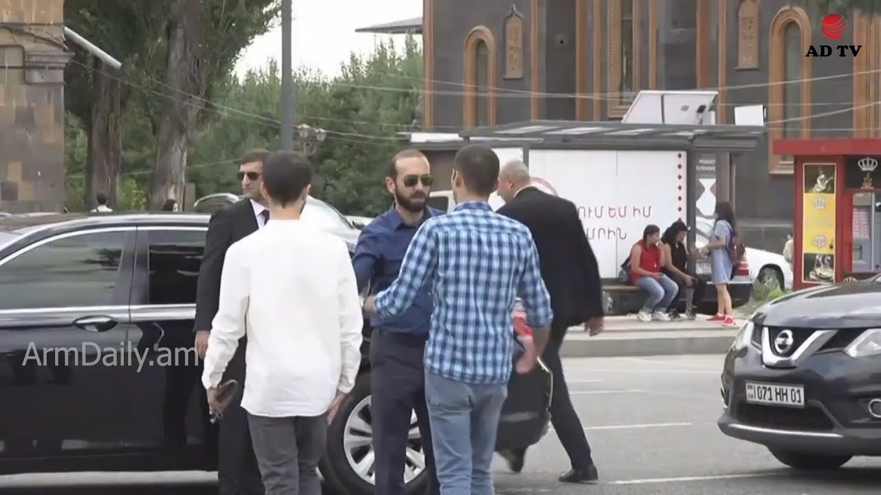newspaper mockup Արարատ Միրզոյանը Գյումրի էր եկել կնոջ ու դստեր հետ