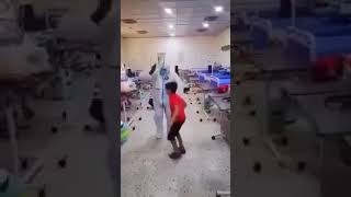 طفل عراقي يرقص بعد شفائه من كورونا