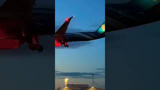 Oman 🇴🇲 air Boeing 787–9 coming from Muscat to landing Heathrow Airport London ￼