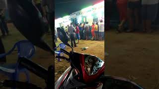 Nguoi Đan Ong Cầm Tui Nilon Đen La Nguoi Chuyen Chup Len Nhung Co Gai Mat Quan Sort Jeans.