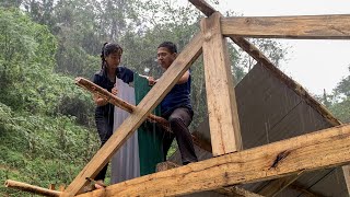 Despite the heavy rain, Sua and Páo continue to tirelessly improve the cabin roof