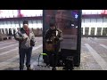 Уличный музыкант у метро Ладожская Питер