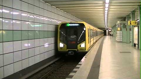 H-Zug fährt rückwärts durch den Bahnhof Strausberger Platz durch