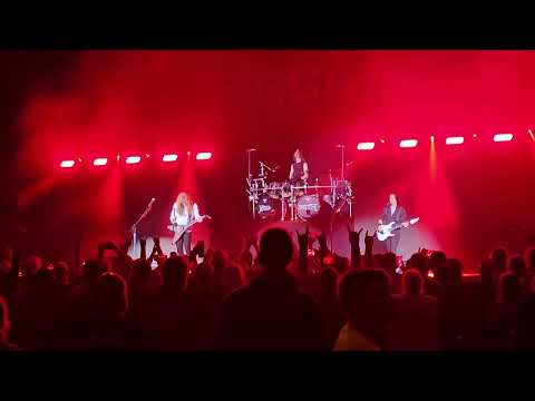 Megadeth's Dave Mustaine stops concert mid song to stop bullying. and Holy Wars live.