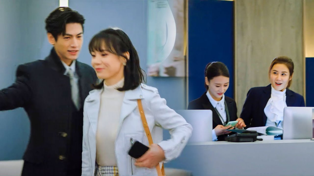 ทั้งบริษัทตกใจเมื่อซีอีโอที่ไม่เป็นผู้หญิงหยิบกระเป๋าผู้หญิงไปในที่สาธารณะ!