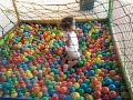 Criança linda bebê brincando na piscina de bolinha.