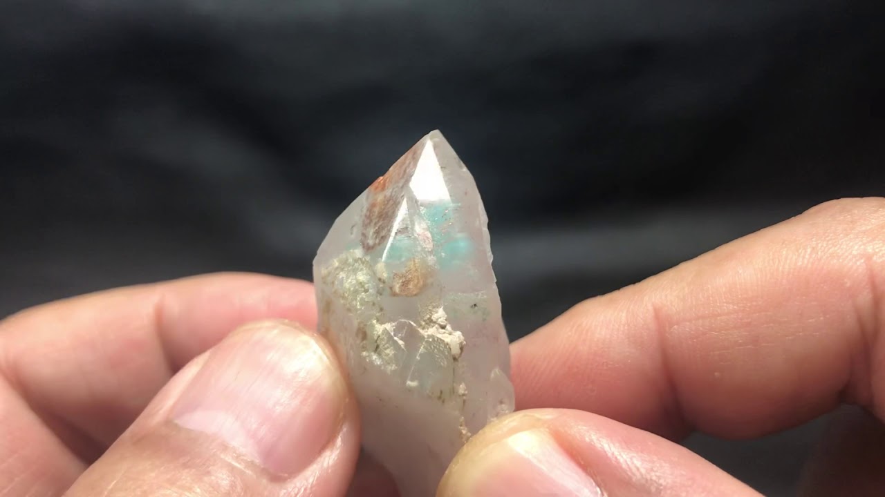 メッシーナ鉱山産アホイト入り水晶ポイント（錐面のみ研磨）21.1g