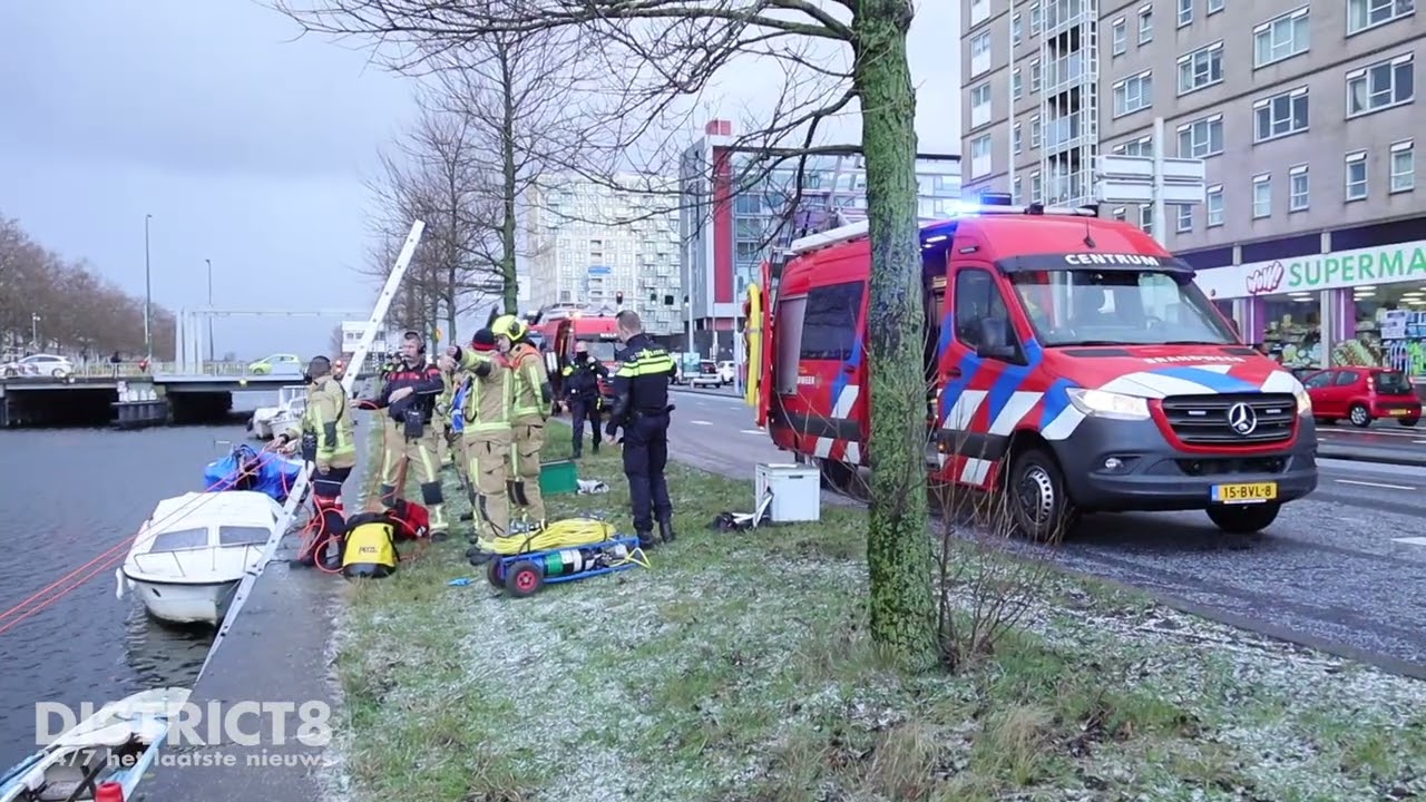 Persoon te water Neherkade Den Haag