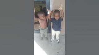 Download lagu Umthente uhlaba usamila / Ligotshwa lisemanzi