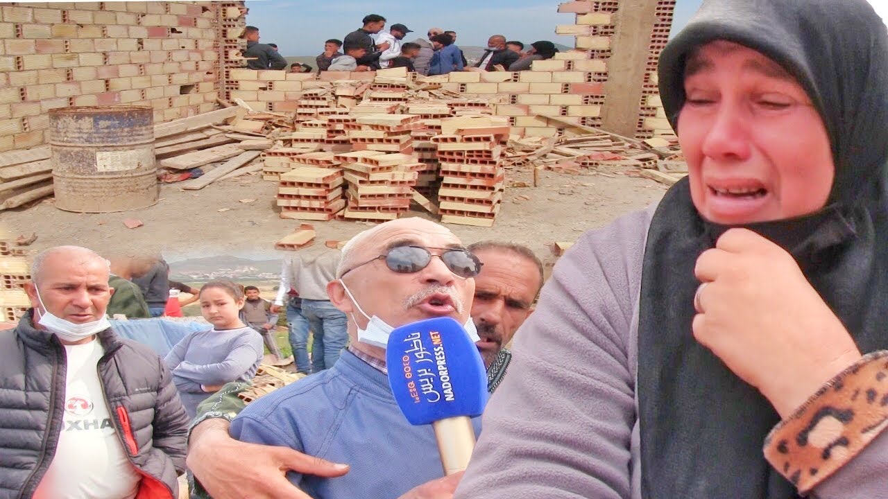 دموع وصراخ وحزن لحظة هدم منزل سيدة  بالناظور من طرف السلطات