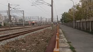 3187次經由山線開往潮州的EMU537未優化改造+EMU565台灣燈會在屏東彩繪優化改造八輛混編二組區間車，跟2194次EMU732+EMU731阿福號區間車