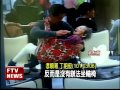 Kisah Mengharukan di Balik Foto Anak Menggendong Ibunya