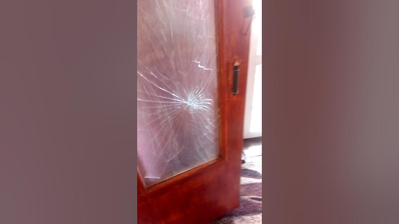 Разбить стекло дома. Разбитое стекло в двери. Разбитая дверь стекло. Разбитое стекло в доме. Разбили стекло в доме.